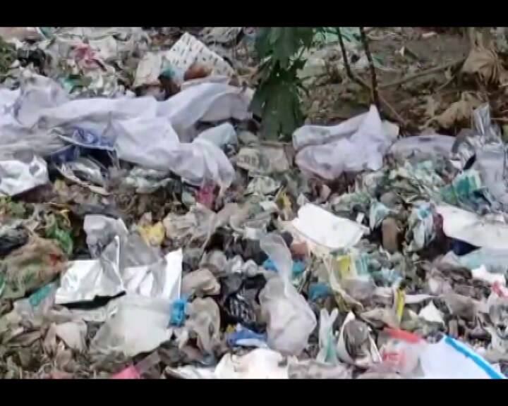 এভাবেই পরিত্যক্ত পিপিই পড়ে রয়েছে মেডিক্যাল কলেজে।