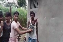 হেরোইন ও গাঁজা বিক্রির অভিযোগে গলায় জুতার মালা পরিয়ে ঘোরাল গ্রামবাসীরা