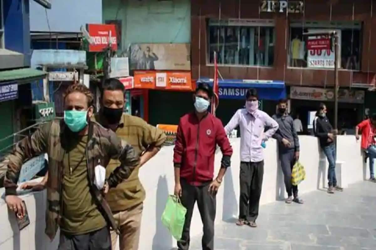 মুখে নয়। থুতনিতে ঝুলছে মাস্ক। কারও আবার সেটাও নেই। করোনার সংক্রমণ নিয়ে কলকাতাবাসীর বেপরোয়া মনোভাব। দায়িত্বজ্ঞানহীন মানুষের জন্যই দেশে সংক্রমণ ছড়াচ্ছে বলে মনে করছে ICMR। মানুষের এই বেপরোয়া মনোভাব নিয়ে ক্ষুব্ধ ICMR। তথ্য-ইরন রায় বর্মন মুখে নয়। থুতনিতে ঝুলছে মাস্ক। কারও আবার সেটাও নেই। করোনার সংক্রমণ নিয়ে কলকাতাবাসীর বেপরোয়া মনোভাব। দায়িত্বজ্ঞানহীন মানুষের জন্যই দেশে সংক্রমণ ছড়াচ্ছে বলে মনে করছে ICMR। মানুষের এই বেপরোয়া মনোভাব নিয়ে ক্ষুব্ধ ICMR। তথ্য-ইরন রায় বর্মন