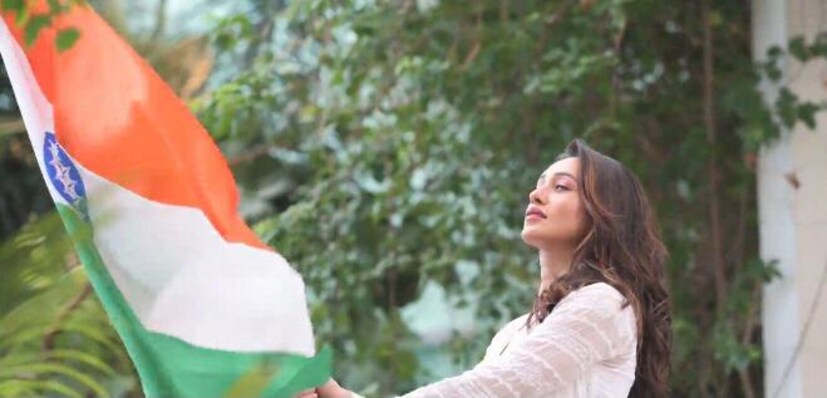 পাশাপাশি করোনা যোদ্ধাদের এই ভিডিওর মাধ্যমে কুর্ণিশ জানালেন মিমি। (তথ্য- অরুণিমা দে)