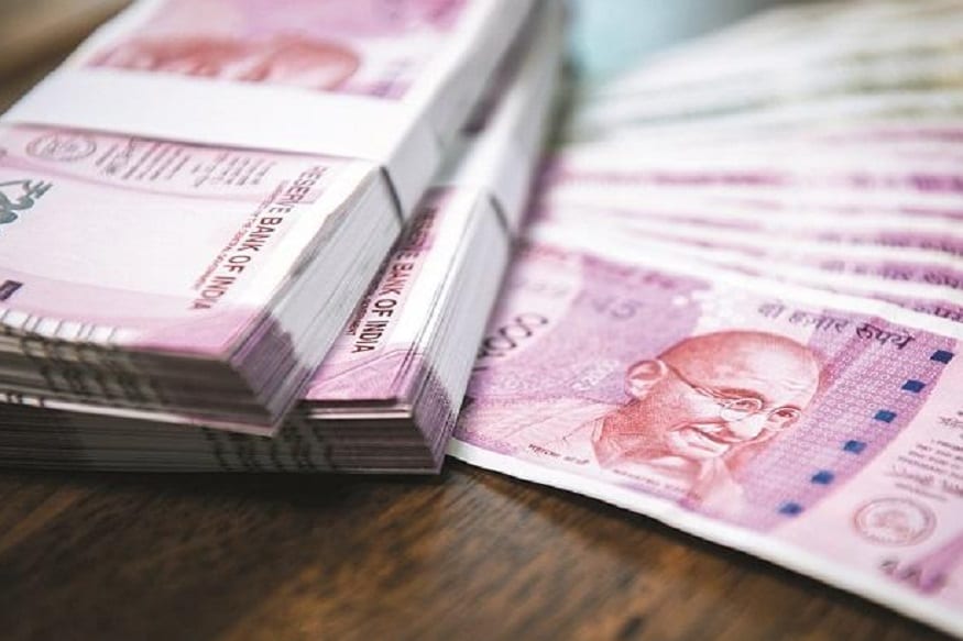 এ বিষয়ে Finology-র CEO প্রাঞ্জল কামরা বলছেন, PPF বা ULIP-র ক্ষেত্রে টাকা তোলার সময়সীমা অনেক বেশি। অর্থাৎ PPF ১৫ বছর পর ও ULIP ৫ বছর পর তোলা যেতে পারে। কিন্তু ELSS-এ এই দুই স্কিমের থেকে অনেকটাই বেশি সুবিধা পাওয়া যায়। Cash Liquidity অর্থাৎ ৩ বছর পরই টাকা তোলার সুবিধা এই স্কিমে দেওয়া হয়। তবে ELSS মার্কেটের সঙ্গে যুক্ত হয়, ফলে রিটার্নে পরিবর্তন হতে পারে। এ বিষয়ে Finology-র CEO প্রাঞ্জল কামরা বলছেন, PPF বা ULIP-র ক্ষেত্রে টাকা তোলার সময়সীমা অনেক বেশি। অর্থাৎ PPF ১৫ বছর পর ও ULIP ৫ বছর পর তোলা যেতে পারে। কিন্তু ELSS-এ এই দুই স্কিমের থেকে অনেকটাই বেশি সুবিধা পাওয়া যায়। Cash Liquidity অর্থাৎ ৩ বছর পরই টাকা তোলার সুবিধা এই স্কিমে দেওয়া হয়। তবে ELSS মার্কেটের সঙ্গে যুক্ত হয়, ফলে রিটার্নে পরিবর্তন হতে পারে।