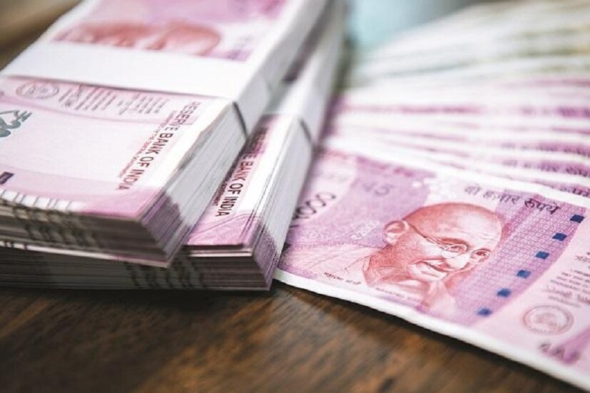 এ বিষয়ে Finology-র CEO প্রাঞ্জল কামরা বলছেন, PPF বা ULIP-র ক্ষেত্রে টাকা তোলার সময়সীমা অনেক বেশি। অর্থাৎ PPF ১৫ বছর পর ও ULIP ৫ বছর পর তোলা যেতে পারে। কিন্তু ELSS-এ এই দুই স্কিমের থেকে অনেকটাই বেশি সুবিধা পাওয়া যায়। Cash Liquidity অর্থাৎ ৩ বছর পরই টাকা তোলার সুবিধা এই স্কিমে দেওয়া হয়। তবে ELSS মার্কেটের সঙ্গে যুক্ত হয়, ফলে রিটার্নে পরিবর্তন হতে পারে।