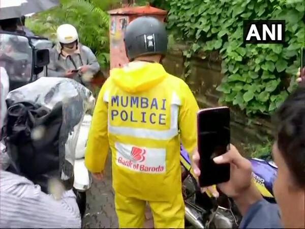 প্রকাশ্যে এসেছে Times Now-এর একটি ভিডিও ফুটেজে, যেখানে দেখা যাচ্ছে মুম্বই পুলিশের ২ আধিকারিক সুশান্তের বান্দ্রার ফ্ল্যাটে হাজির হয়েছেন। তবে যে-ঘর থেকে সুশান্তের দেহ উদ্ধার হয়, সেই ঘরে তাঁরা যাননি, এগিয়ে যান ফ্ল্যাটের নিরাপত্তারক্ষীর দিকে। তারপর মরাঠি ভাষায় কারও সঙ্গে কথা বলেন, এরপরই বেরিয়ে যান । কী কারণে সিবিআই আসার আগে তাঁরা 'ক্রাইম সিন'-এ হাজির হয়েছেন? সংবাদমাধ্যমের প্রশ্নের উত্তরে মুখ খোলেনি মুম্বই পুলিশের ওই ২ আধিকারিক। প্রকাশ্যে এসেছে Times Now-এর একটি ভিডিও ফুটেজে, যেখানে দেখা যাচ্ছে মুম্বই পুলিশের ২ আধিকারিক সুশান্তের বান্দ্রার ফ্ল্যাটে হাজির হয়েছেন। তবে যে-ঘর থেকে সুশান্তের দেহ উদ্ধার হয়, সেই ঘরে তাঁরা যাননি, এগিয়ে যান ফ্ল্যাটের নিরাপত্তারক্ষীর দিকে। তারপর মরাঠি ভাষায় কারও সঙ্গে কথা বলেন, এরপরই বেরিয়ে যান । কী কারণে সিবিআই আসার আগে তাঁরা 'ক্রাইম সিন'-এ হাজির হয়েছেন? সংবাদমাধ্যমের প্রশ্নের উত্তরে মুখ খোলেনি মুম্বই পুলিশের ওই ২ আধিকারিক।