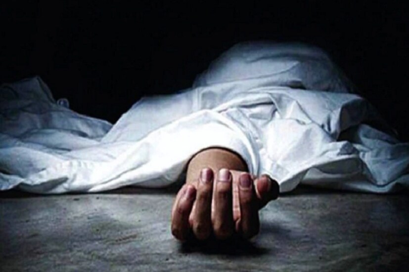 জানা গিয়েছে, মৃতের দেহে কোনও আঘাতের চিহ্ন ছিল না৷ তবে নাকে সামান্য রক্তের দাগ পাওয়া গিয়েছে৷ ফলে শ্বাসরোধ করেই খুন করা হয়েছে বলে সন্দেহ পুলিশের৷ (Info and Photo-Anup Chakraborty)Representational Image
