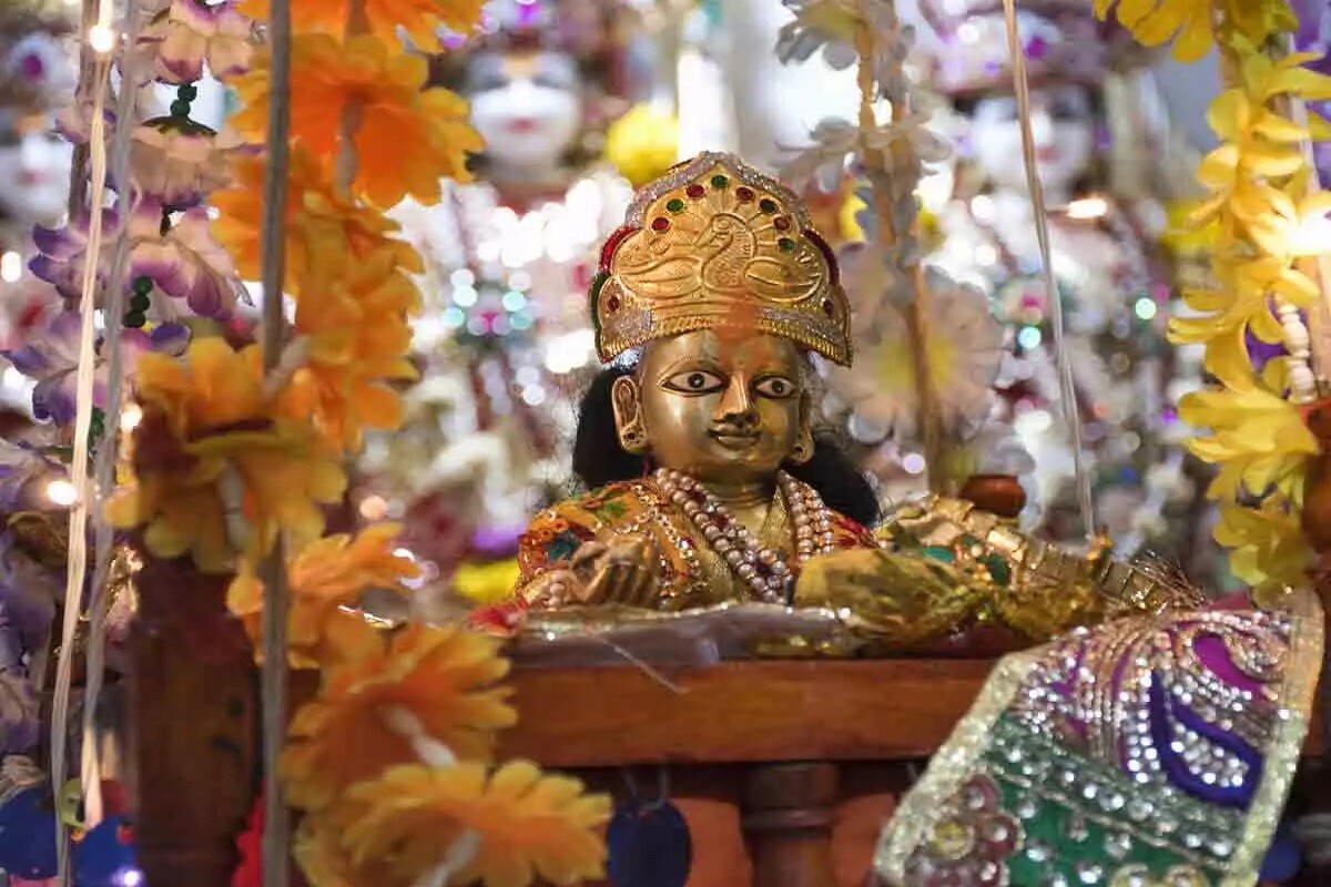 • হিন্দু পঞ্জিকা অনুযায়ী, সৌর ভাদ্র মাসের কৃষ্ণপক্ষের অষ্টমী তিথিতে যখন রোহিণী নক্ষত্রের প্রাধান্য দেখা যায়, তখন জন্মাষ্টমী পালিত হয়। উৎসবটি প্রতি বছর ইংরাজি ক্যালেন্ডারে অগাস্ট মাসের মাঝামাঝি সময় থেকে সেপ্টেম্বরের মধ্যে কোনও এক সময়ে পড়ে। • হিন্দু পঞ্জিকা অনুযায়ী, সৌর ভাদ্র মাসের কৃষ্ণপক্ষের অষ্টমী তিথিতে যখন রোহিণী নক্ষত্রের প্রাধান্য দেখা যায়, তখন জন্মাষ্টমী পালিত হয়। উৎসবটি প্রতি বছর ইংরাজি ক্যালেন্ডারে অগাস্ট মাসের মাঝামাঝি সময় থেকে সেপ্টেম্বরের মধ্যে কোনও এক সময়ে পড়ে।