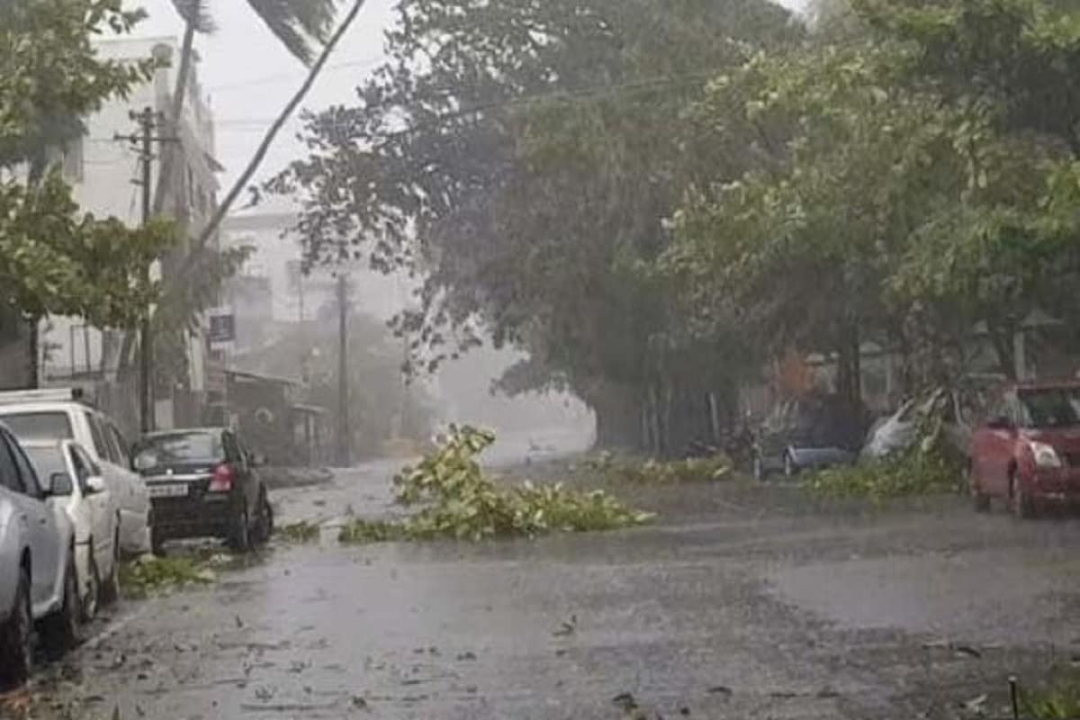 ▪️আবহাওয়া দফতরের পূর্বাভাস অনুযায়ী, কোঙ্কন, গোয়ার মতো অঞ্চলগুলিতে আগামী পাঁচ থেকে ছয় দিনের মধ্যে ভারী বৃষ্টি হতে পারে। মহারাষ্ট্রে মাত্র ৫ টি জেলাকে বাদ দিলে ১৫ দিনের মধ্যে ৮ শতাংশের বেশি বৃষ্টিপাত হয়েছে। এ কারণে রাজ্যের বেশিরভাগ বাঁধ উপচে পড়েছে। ▪️আবহাওয়া দফতরের পূর্বাভাস অনুযায়ী, কোঙ্কন, গোয়ার মতো অঞ্চলগুলিতে আগামী পাঁচ থেকে ছয় দিনের মধ্যে ভারী বৃষ্টি হতে পারে। মহারাষ্ট্রে মাত্র ৫ টি জেলাকে বাদ দিলে ১৫ দিনের মধ্যে ৮ শতাংশের বেশি বৃষ্টিপাত হয়েছে। এ কারণে রাজ্যের বেশিরভাগ বাঁধ উপচে পড়েছে।