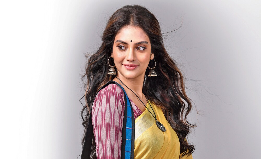 সোশ্যাল মিডিয়ায় এক নেটিজেন রিয়া চক্রবর্তীর নাম টেনে বাঙালি মেয়েদের থেকে সাবধান হতে বলেন৷ অন্যদিকে, বলেন রিয়ার হাত ধরে বাংলা নাকি জনপ্রিয় হলো ৷ আর এতেই রীতিমতো রেগে গেলেন নুসরত ৷ সোশ্যাল মিডিয়ায় এক নেটিজেন রিয়া চক্রবর্তীর নাম টেনে বাঙালি মেয়েদের থেকে সাবধান হতে বলেন৷ অন্যদিকে, বলেন রিয়ার হাত ধরে বাংলা নাকি জনপ্রিয় হলো ৷ আর এতেই রীতিমতো রেগে গেলেন নুসরত ৷
