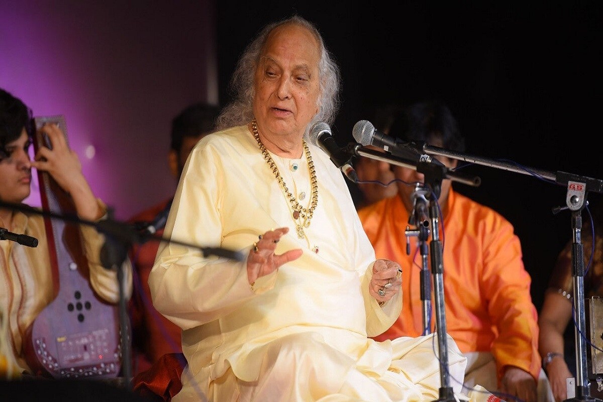 ১৯৫২ সালের ঘটনা৷ তখন নেপালের রাজা ত্রিভূবন বীর বিক্রম শাহ৷ পন্ডিত যশরাজের কথায়, 'আমার জীবনের প্রথম কনসার্ট৷ কনসার্ট শেষে রাজা তাঁর লোকদের দিয়ে ঘোষণা করলেন, তিনি আমাকে ৫ হাজার স্বর্ণমুদ্রা পুরস্কার দিচ্ছেন৷ আমি স্তম্ভিত৷ বিশ্বাস হচ্ছিল না৷ ঘামছিলাম, প্রায় মুর্ছা যাই আর কী! তখন আমার বয়স হয়তো ২২ বছর৷' ১৯৫২ সালের ঘটনা৷ তখন নেপালের রাজা ত্রিভূবন বীর বিক্রম শাহ৷ পন্ডিত যশরাজের কথায়, 'আমার জীবনের প্রথম কনসার্ট৷ কনসার্ট শেষে রাজা তাঁর লোকদের দিয়ে ঘোষণা করলেন, তিনি আমাকে ৫ হাজার স্বর্ণমুদ্রা পুরস্কার দিচ্ছেন৷ আমি স্তম্ভিত৷ বিশ্বাস হচ্ছিল না৷ ঘামছিলাম, প্রায় মুর্ছা যাই আর কী! তখন আমার বয়স হয়তো ২২ বছর৷'