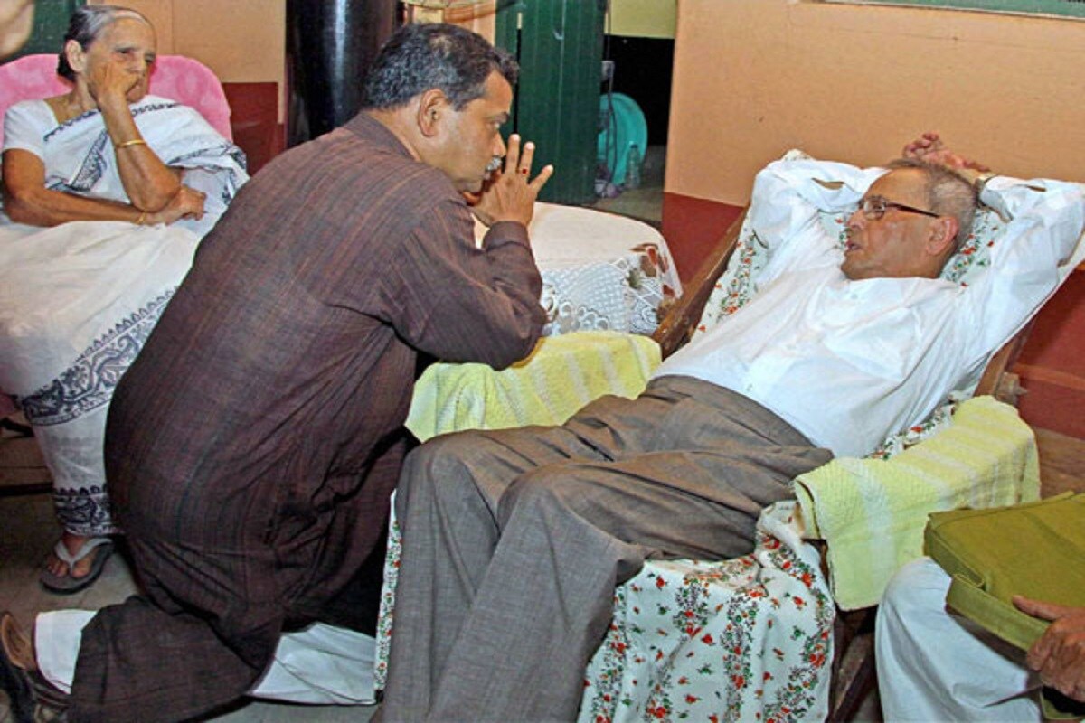 তাঁর প্রথম ছাত্র চক্রবর্তী বাড়ির সদস্য চিত্তরঞ্জন চক্রবর্তী মাস্টার মশাইকে প্রণাম করে বলেছিলেন, 'আপনি একটুও বদলাননি স্যর৷' প্রাক্তন রাষ্ট্রপতি হিসেবে ২০১৭ সালে তাজপুর মহেন্দ্র নাথ রায় ইনস্টিটিউশনের ১২৫ তম বর্ষপূর্তি অনুষ্ঠানে আবারও যোগ দিয়েছিলেন তিনি। তাই এই গ্রামের সঙ্গে একটা আত্মিক যোগ রয়েই গেছে প্রণববাবুর। তিনি করোনা আক্রান্ত হয়ে অসুস্থ হয়ে পড়ায় চক্রবর্তী পরিবারের মহাপ্রভু মন্দিরে প্রার্থনা করছেন চক্রবর্তী পরিবারের লোকজন। পাশাপাশি তাজপুর মহেন্দ্র নাথ রায় ইনস্টিটিউশনের প্রাক্তন ও বর্তমান ছাত্র ছাত্রী থেকে শিক্ষক শিক্ষিকারাও চাইছেন তাড়াতাড়ি সুস্থ হয়ে উঠুক প্রণব মুখোপাধ্যায়। ছবি: সংগৃহীত তাঁর প্রথম ছাত্র চক্রবর্তী বাড়ির সদস্য চিত্তরঞ্জন চক্রবর্তী মাস্টার মশাইকে প্রণাম করে বলেছিলেন, 'আপনি একটুও বদলাননি স্যর৷' প্রাক্তন রাষ্ট্রপতি হিসেবে ২০১৭ সালে তাজপুর মহেন্দ্র নাথ রায় ইনস্টিটিউশনের ১২৫ তম বর্ষপূর্তি অনুষ্ঠানে আবারও যোগ দিয়েছিলেন তিনি। তাই এই গ্রামের সঙ্গে একটা আত্মিক যোগ রয়েই গেছে প্রণববাবুর। তিনি করোনা আক্রান্ত হয়ে অসুস্থ হয়ে পড়ায় চক্রবর্তী পরিবারের মহাপ্রভু মন্দিরে প্রার্থনা করছেন চক্রবর্তী পরিবারের লোকজন। পাশাপাশি তাজপুর মহেন্দ্র নাথ রায় ইনস্টিটিউশনের প্রাক্তন ও বর্তমান ছাত্র ছাত্রী থেকে শিক্ষক শিক্ষিকারাও চাইছেন তাড়াতাড়ি সুস্থ হয়ে উঠুক প্রণব মুখোপাধ্যায়। ছবি: সংগৃহীত