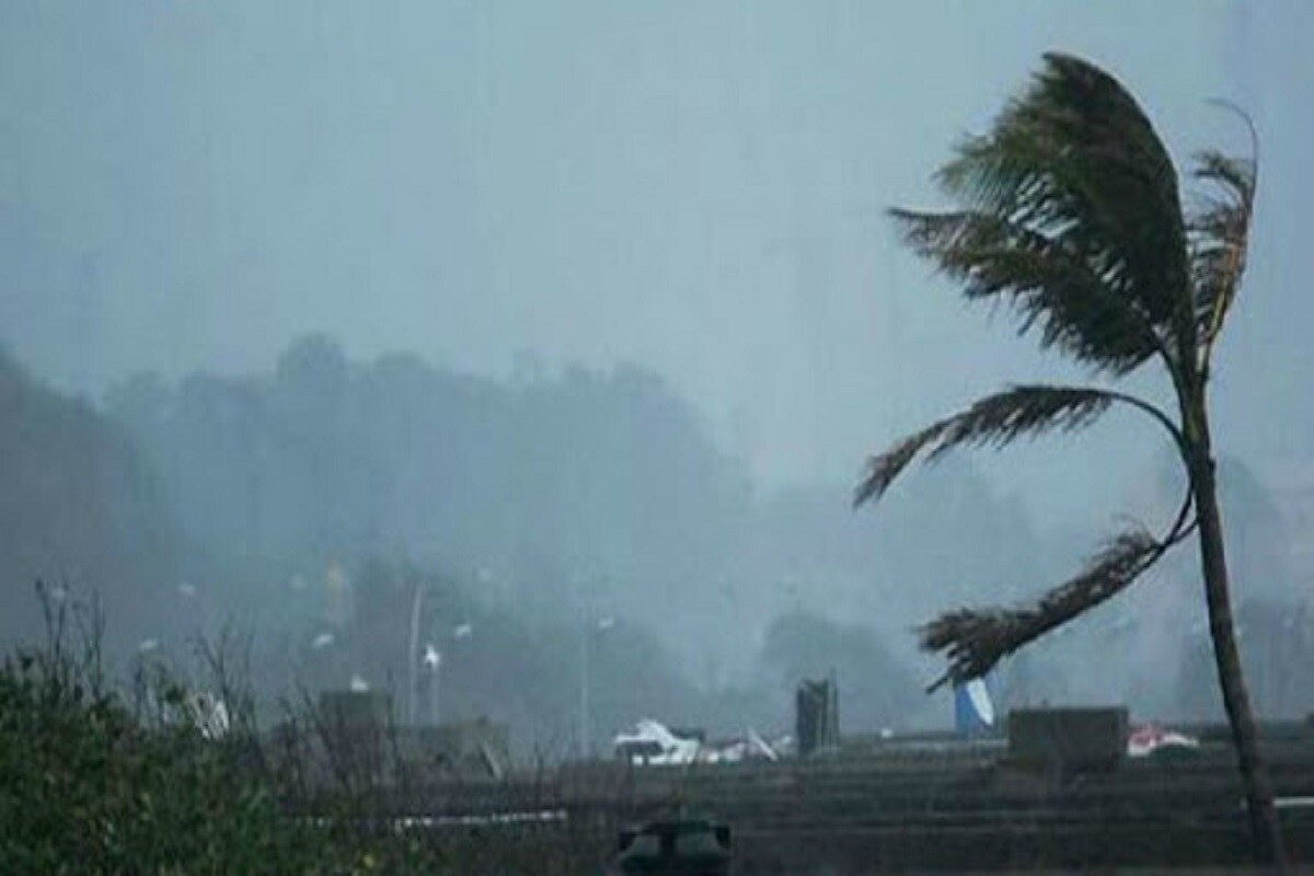 এই সিস্টেমগুলির প্রভাবে আরব সাগর থেকে দক্ষিণ-পশ্চিম বাতাসে ভর করে প্রচুর জলীয় বাষ্প ঢুকছে এবং মৌসুমী অক্ষরেখা অতি সক্রিয় হয়েছে। এসবের প্রভাবে আগামী ২৪ ঘণ্টায় প্রবল বৃষ্টির সম্ভাবনা কেরল, মহারাষ্ট্র ও তামিলনাড়ুতে। তামিলনাড়ুর নীলগিরি, কোয়েম্বাটুর ও থেনি জেলায় অতি ভারী বৃষ্টির লাল সর্তকতা। মৌসুমী অক্ষরেখার পশ্চিমাংশ উত্তর দিকে সরে হিমালয়ের পাদদেশ এলাকায় অবস্থান করছে। এর প্রভাবে আগামী রবি ও সোমবার ভারী থেকে অতি ভারী বৃষ্টি হবে উত্তরাখণ্ড, হিমাচলপ্রদেশ, হরিয়ানা, চণ্ডীগড়, দিল্লি, পঞ্জাব এবং উত্তরপ্রদেশের কিছু এলাকায়। এই সিস্টেমগুলির প্রভাবে আরব সাগর থেকে দক্ষিণ-পশ্চিম বাতাসে ভর করে প্রচুর জলীয় বাষ্প ঢুকছে এবং মৌসুমী অক্ষরেখা অতি সক্রিয় হয়েছে। এসবের প্রভাবে আগামী ২৪ ঘণ্টায় প্রবল বৃষ্টির সম্ভাবনা কেরল, মহারাষ্ট্র ও তামিলনাড়ুতে। তামিলনাড়ুর নীলগিরি, কোয়েম্বাটুর ও থেনি জেলায় অতি ভারী বৃষ্টির লাল সর্তকতা। মৌসুমী অক্ষরেখার পশ্চিমাংশ উত্তর দিকে সরে হিমালয়ের পাদদেশ এলাকায় অবস্থান করছে। এর প্রভাবে আগামী রবি ও সোমবার ভারী থেকে অতি ভারী বৃষ্টি হবে উত্তরাখণ্ড, হিমাচলপ্রদেশ, হরিয়ানা, চণ্ডীগড়, দিল্লি, পঞ্জাব এবং উত্তরপ্রদেশের কিছু এলাকায়।
