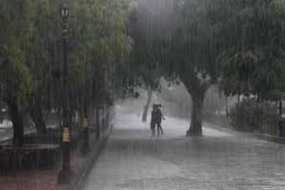 আগামী ২৪ ঘণ্টায় উত্তরবঙ্গের দার্জিলিং কালিম্পং জলপাইগুড়িতে বিক্ষিপ্ত ভারী বৃষ্টি।বাকি জেলাগুলিতে বজ্রবিদ্যুৎ সহ বৃষ্টির সম্ভাবনা। দার্জিলিং কালিম্পং জলপাইগুড়িতে অতি ভারী বৃষ্টি হতে পারে রবি ও সোমবার উত্তরবঙ্গে। ভারী বৃষ্টি হতে পারে দক্ষিণবঙ্গের রিছু জেলায়৷ সোমবারও অতি ভারী বৃষ্টি হতে পারে কালিম্পং ও আলিপুরদুয়ারে। উত্তরবঙ্গে বিক্ষিপ্তভাবে ভারী বৃষ্টি চলবে উপরের দিকের জেলাগুলিতে। রবিবার মালদহ ও দুই দিনাজপুরে দু-এক পশলা ভারী বৃষ্টির পূর্বাভাস। আগামী ২৪ ঘণ্টায় উত্তরবঙ্গের দার্জিলিং কালিম্পং জলপাইগুড়িতে বিক্ষিপ্ত ভারী বৃষ্টি।বাকি জেলাগুলিতে বজ্রবিদ্যুৎ সহ বৃষ্টির সম্ভাবনা। দার্জিলিং কালিম্পং জলপাইগুড়িতে অতি ভারী বৃষ্টি হতে পারে রবি ও সোমবার উত্তরবঙ্গে। ভারী বৃষ্টি হতে পারে দক্ষিণবঙ্গের রিছু জেলায়৷ সোমবারও অতি ভারী বৃষ্টি হতে পারে কালিম্পং ও আলিপুরদুয়ারে। উত্তরবঙ্গে বিক্ষিপ্তভাবে ভারী বৃষ্টি চলবে উপরের দিকের জেলাগুলিতে। রবিবার মালদহ ও দুই দিনাজপুরে দু-এক পশলা ভারী বৃষ্টির পূর্বাভাস।