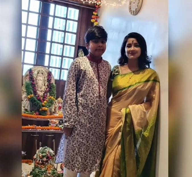 ▪️ পুজো শেষে ঠাকুরঘরের সামেনই মা ও ছেলে ছবি তুললেন৷ 