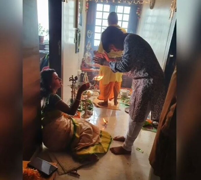 ▪️ আরতির পর সেই পঞ্চপ্রদীপের আশিষ ছেলের মাথায় ছুঁয়ে দিলেন তিনি৷ অভিনেত্রী নন, এই সময় তিনি যেন একেবারে ঘরের কর্তীৃ, ছেলের মা! 