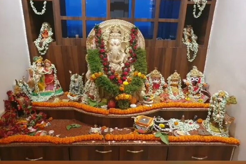 ▪️ এই হল রচনার ঠাকুরঘর৷ এখানেই প্রতিদিন পুজো করেন তিনি৷ রচনা বন্দ্যোপাধ্যায় জগন্নাথ দেবের ভক্ত, সেকথা সকলেই জানেন৷ রথে তাঁর বাড়িতে পুজোও হয়৷ তাই তো ঠাকুর আসন আলো করে আছেন জগন্নাথ, বলরাম, শুভদ্রা৷ এছাড়া সদ্য পুজিত গণেশ রয়েছেন৷ সঙ্গে আরও দেবদেবী অধিষ্ঠান করছেন রচনা বন্দ্যোপাধ্যায়ের ঠাকুর আসনে৷ 