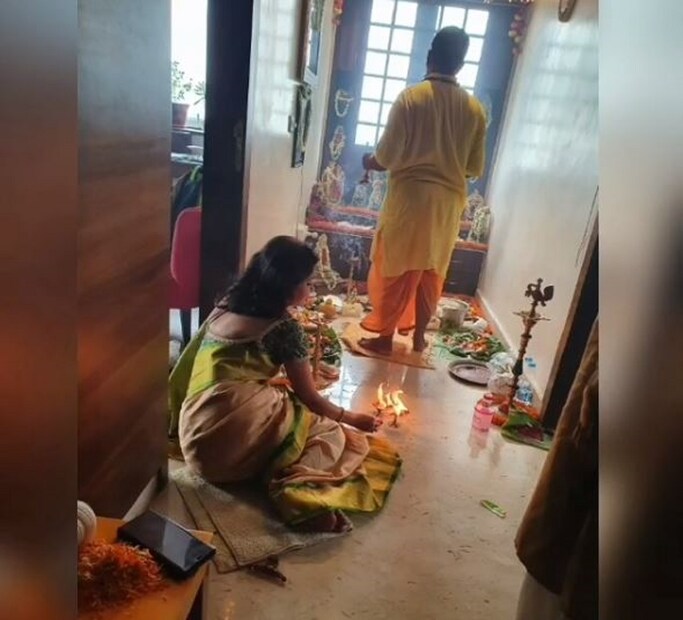 ▪️ পুরোহিতের সঙ্গে পুজোর জোগার ও আরাধনায় রচনা৷ 
