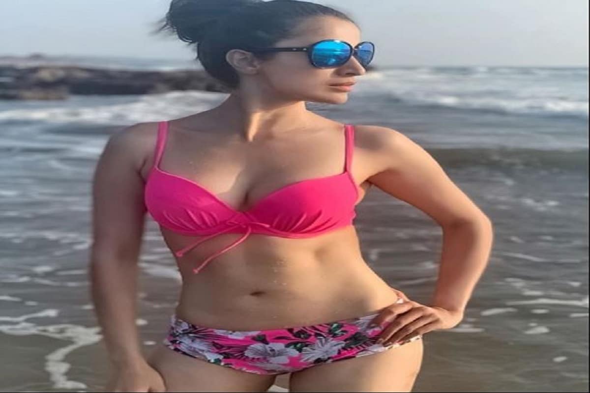 আরও এক জমজমাট গার্লফ্রেন্ড যাঁর সঙ্গে নাকি ক্যাপ্টেন কুলের মাখোমাখো সম্পর্ক ছিল তিনি দক্ষিণী অভিনেত্রী রাই লক্ষ্মী৷ ২০০৯ সালে অভিনেত্রী -র বিষয়ে অবশ্য এক্ষেত্রে ধোনিকে প্রকাশ্যে কিছু বলতে শোনা যায়নি৷ এদিকে অভিনেত্রীও স্বাভাবিকভাবেই ধোনির আন্তর্জাতিক কেরিয়ার শেষ নিয়ে নিশ্চয় মুখ খুলবেন না৷ কারণ একসময়ে তিনি নিজেই জানিয়েছিলেন ডেট করছেন তাঁরা৷ পরে অবশ্য এই সম্পর্কটাকে তাঁর জীবনের স্কার বা ‘ দাগ’ বলেছিলেন দক্ষিণী লাস্যময়ী৷ আরও এক জমজমাট গার্লফ্রেন্ড যাঁর সঙ্গে নাকি ক্যাপ্টেন কুলের মাখোমাখো সম্পর্ক ছিল তিনি দক্ষিণী অভিনেত্রী রাই লক্ষ্মী৷ ২০০৯ সালে অভিনেত্রী -র বিষয়ে অবশ্য এক্ষেত্রে ধোনিকে প্রকাশ্যে কিছু বলতে শোনা যায়নি৷ এদিকে অভিনেত্রীও স্বাভাবিকভাবেই ধোনির আন্তর্জাতিক কেরিয়ার শেষ নিয়ে নিশ্চয় মুখ খুলবেন না৷ কারণ একসময়ে তিনি নিজেই জানিয়েছিলেন ডেট করছেন তাঁরা৷ পরে অবশ্য এই সম্পর্কটাকে তাঁর জীবনের স্কার বা ‘ দাগ’ বলেছিলেন দক্ষিণী লাস্যময়ী৷