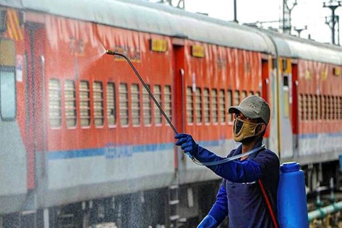 রাজ্যে বৃহস্পতি ও শুক্রবার দু’দিন পরপর লকডাউন ৷ বিমানের মতো এবার বন্ধ থাকছে রেলও। সাপ্তাহিক লকডাউনের দিনগুলোতে এবার স্পেশাল ট্রেন না চালানোর সিদ্ধান্ত নিয়েছে ভারতীয় রেল। ফলে বৃহস্পতি এবং শুক্রবার ট্রেন পরিষেবা থাকছে না হাওড়া, শিয়ালদহ, মালদহ, আসানসোল ও শিলিগুড়ি স্টেশনে। Representational Image রাজ্যে বৃহস্পতি ও শুক্রবার দু’দিন পরপর লকডাউন ৷ বিমানের মতো এবার বন্ধ থাকছে রেলও। সাপ্তাহিক লকডাউনের দিনগুলোতে এবার স্পেশাল ট্রেন না চালানোর সিদ্ধান্ত নিয়েছে ভারতীয় রেল। ফলে বৃহস্পতি এবং শুক্রবার ট্রেন পরিষেবা থাকছে না হাওড়া, শিয়ালদহ, মালদহ, আসানসোল ও শিলিগুড়ি স্টেশনে। Representational Image