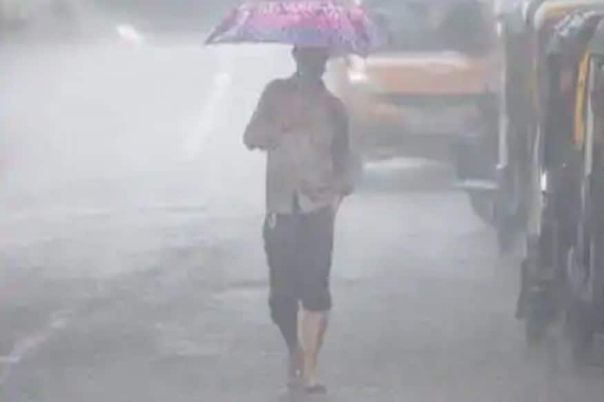 উত্তর বঙ্গোপসাগরে তৈরি নিম্নচাপ। এর প্রভাবে বৃহস্পতিবার পর্যন্ত ভারী থেকে অতি ভারী বৃষ্টি চলবে দক্ষিণবঙ্গে। বুধবার থেকে ভারী বৃষ্টি উত্তরবঙ্গেও। ওড়িশা- ঝাড়খন্ডেও প্রবল বর্ষণের আশঙ্কা। দক্ষিণবঙ্গে বাড়তে পারে নদীর জল স্তর, নিচু এলাকা প্লাবিত হওয়ার আশঙ্কা। কলকাতা-সহ শহরতলী জলমগ্ন হওয়ার সম্ভাবনা। উত্তর বঙ্গোপসাগরে তৈরি নিম্নচাপ। এর প্রভাবে বৃহস্পতিবার পর্যন্ত ভারী থেকে অতি ভারী বৃষ্টি চলবে দক্ষিণবঙ্গে। বুধবার থেকে ভারী বৃষ্টি উত্তরবঙ্গেও। ওড়িশা- ঝাড়খন্ডেও প্রবল বর্ষণের আশঙ্কা। দক্ষিণবঙ্গে বাড়তে পারে নদীর জল স্তর, নিচু এলাকা প্লাবিত হওয়ার আশঙ্কা। কলকাতা-সহ শহরতলী জলমগ্ন হওয়ার সম্ভাবনা।