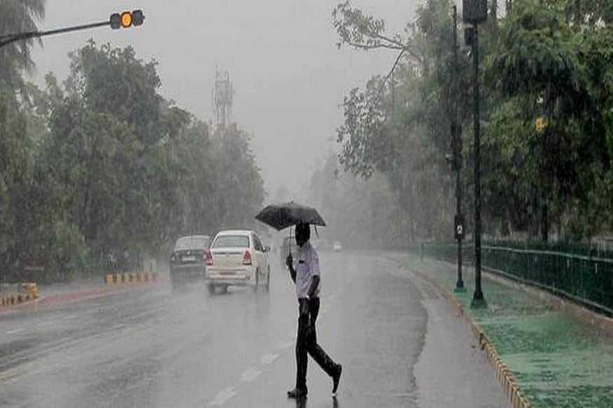 দক্ষিণবঙ্গের জেলাগুলিতে এই মুহূর্তে ভারী বৃষ্টির সম্ভাবনা নেই। বাতাসে জলীয় বাষ্প প্রচুর থাকায় আদ্রতা জনিত অস্বস্তি বাড়বে। দু'এক জায়গায় বজ্রবিদ্যুৎ সহ বিক্ষিপ্ত হালকা বৃষ্টি হতে পারে। বুধবার থেকে নিম্নচাপের প্রভাবে আবহাওয়ার পরিবর্তন হবে। বৃহস্পতি ও শুক্রবার দক্ষিণবঙ্গের প্রায় সব জেলাতেই বৃষ্টির সম্ভাবনা। কয়েক জেলায় ভারী বৃষ্টি হতে পারে। উত্তরবঙ্গে আগামী ২৪ ঘণ্টায় আলিপুরদুয়ার, কোচবিহারে দু-এক পশলা বৃষ্টির পূর্বাভাস। বাকি জেলাগুলিতে ভারী বৃষ্টির কোন সম্ভাবনা নেই। বৃহস্পতিবার থেকে বৃষ্টি বাড়তে পারে উত্তরবঙ্গেও। দক্ষিণবঙ্গের জেলাগুলিতে এই মুহূর্তে ভারী বৃষ্টির সম্ভাবনা নেই। বাতাসে জলীয় বাষ্প প্রচুর থাকায় আদ্রতা জনিত অস্বস্তি বাড়বে। দু'এক জায়গায় বজ্রবিদ্যুৎ সহ বিক্ষিপ্ত হালকা বৃষ্টি হতে পারে। বুধবার থেকে নিম্নচাপের প্রভাবে আবহাওয়ার পরিবর্তন হবে। বৃহস্পতি ও শুক্রবার দক্ষিণবঙ্গের প্রায় সব জেলাতেই বৃষ্টির সম্ভাবনা। কয়েক জেলায় ভারী বৃষ্টি হতে পারে। উত্তরবঙ্গে আগামী ২৪ ঘণ্টায় আলিপুরদুয়ার, কোচবিহারে দু-এক পশলা বৃষ্টির পূর্বাভাস। বাকি জেলাগুলিতে ভারী বৃষ্টির কোন সম্ভাবনা নেই। বৃহস্পতিবার থেকে বৃষ্টি বাড়তে পারে উত্তরবঙ্গেও।