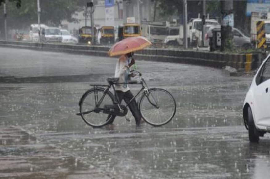 ▪️আগামী ২৪ ঘণ্টায় দক্ষিণবঙ্গের চার জেলায় অতি ভারী বৃষ্টির সর্তকতা। পশ্চিম মেদিনীপুর, ঝাড়গ্রাম, বাঁকুড়া, পুরুলিয়াতে ভারী থেকে অতি ভারী বৃষ্টি হবে। বিক্ষিপ্ত ভারী বৃষ্টি হবে দক্ষিণ ২৪ পরগনা, পূর্ব মেদিনীপুর, হাওড়া পূর্ব ও পশ্চিম বর্ধমানে। কলকাতাসহ দক্ষিণবঙ্গের বাকি জেলাগুলিতে হালকা থেকে মাঝারি বৃষ্টির পূর্বাভাস রয়েছে। আগামিকাল থেকে আবহাওয়ার উন্নতি হবে। উত্তরবঙ্গের আজ বিক্ষিপ্ত ভারী বৃষ্টির সম্ভাবনা রয়েছে যা হবে মূলত পার্বত্য এলাকায়। দার্জিলিং কালিম্পং ও জলপাইগুড়িতে বিক্ষিপ্ত ভারী বৃষ্টি হতে পারে দু-এক পশলা। ▪️আগামী ২৪ ঘণ্টায় দক্ষিণবঙ্গের চার জেলায় অতি ভারী বৃষ্টির সর্তকতা। পশ্চিম মেদিনীপুর, ঝাড়গ্রাম, বাঁকুড়া, পুরুলিয়াতে ভারী থেকে অতি ভারী বৃষ্টি হবে। বিক্ষিপ্ত ভারী বৃষ্টি হবে দক্ষিণ ২৪ পরগনা, পূর্ব মেদিনীপুর, হাওড়া পূর্ব ও পশ্চিম বর্ধমানে। কলকাতাসহ দক্ষিণবঙ্গের বাকি জেলাগুলিতে হালকা থেকে মাঝারি বৃষ্টির পূর্বাভাস রয়েছে। আগামিকাল থেকে আবহাওয়ার উন্নতি হবে। উত্তরবঙ্গের আজ বিক্ষিপ্ত ভারী বৃষ্টির সম্ভাবনা রয়েছে যা হবে মূলত পার্বত্য এলাকায়। দার্জিলিং কালিম্পং ও জলপাইগুড়িতে বিক্ষিপ্ত ভারী বৃষ্টি হতে পারে দু-এক পশলা।