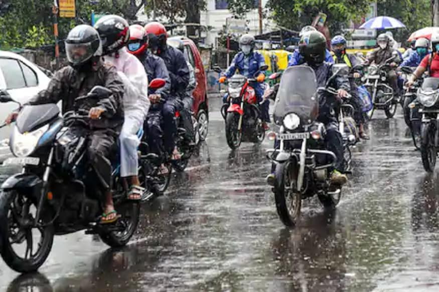 রবিবার হরিয়ানার একাধিক জেলায় প্রবল বৃষ্টি শুরু হয় ৷ মৌসম বিভাগের তরফে জানানো হয়েছে আগামী তিন দিন এরকম আবহাওয়া থাকবে ৷ গত কয়েকদিন হিসারে বৃষ্টি না হওয়ার কারণে অস্বস্তিকর গরম ও আর্দ্রতার জেরে নাজেহাল অবস্থা ছিল সাধারণ মানুষের ৷ শনিবার গোটা দিন প্রচন্ড গরম ছিল ৷ তবে রবিবার আস্তে আস্তে আবহাওয়ার পরিবর্তন শুরু হয় এবং একাধিক জেলায় শুরু হয় মুষলধারে বৃষ্টি ৷ রবিবারের বৃষ্টির জেরে তাপমাত্রাও অনেকটাই কমেছে ৷ রবিবার হরিয়ানার একাধিক জেলায় প্রবল বৃষ্টি শুরু হয় ৷ মৌসম বিভাগের তরফে জানানো হয়েছে আগামী তিন দিন এরকম আবহাওয়া থাকবে ৷ গত কয়েকদিন হিসারে বৃষ্টি না হওয়ার কারণে অস্বস্তিকর গরম ও আর্দ্রতার জেরে নাজেহাল অবস্থা ছিল সাধারণ মানুষের ৷ শনিবার গোটা দিন প্রচন্ড গরম ছিল ৷ তবে রবিবার আস্তে আস্তে আবহাওয়ার পরিবর্তন শুরু হয় এবং একাধিক জেলায় শুরু হয় মুষলধারে বৃষ্টি ৷ রবিবারের বৃষ্টির জেরে তাপমাত্রাও অনেকটাই কমেছে ৷