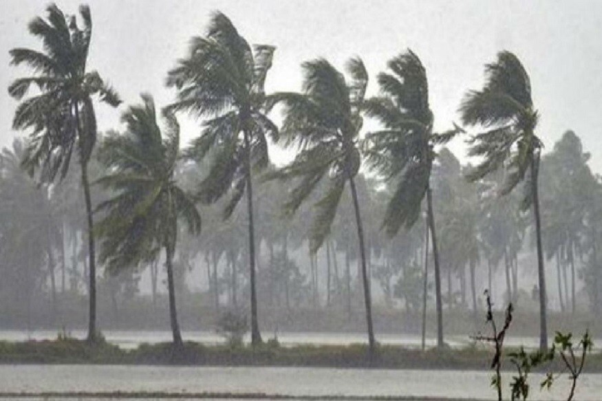 বঙ্গোপসাগরের নিম্নচাপ সুস্পষ্ট নিম্নচাপে পরিণত। আগামী ২৪ ঘণ্টায় আরও শক্তি বাড়াবে নিম্নচাপ। রবিবার বঙ্গোপসাগরে ফের তৈরি হচ্ছে আরও একটি নিম্নচাপ। একের পর এক নিম্নচাপের প্রভাবে মঙ্গলবার পর্যন্ত বৃষ্টি চলবে দক্ষিণবঙ্গে। জলস্তর বাড়তে পারে দক্ষিণবঙ্গের নদীগুলিতে। উপকূলে বইবে ঝোড়ো হাওয়া। সমুদ্রসৈকতে জারি সর্তকতা। উত্তর-পশ্চিম বঙ্গোপসাগরে তৈরি নিম্নচাপ ওড়িশা উপকূলে অবস্থান করছে। এই নিম্নচাপ আগামী ২৪ ঘণ্টায় গভীর নিম্নচাপে পরিণত হতে পারে। ওড়িশা উপকূলে রয়েছে একটি ঘূর্ণাবর্ত। রবিবার উত্তর-পশ্চিম বঙ্গোপসাগরে নিম্নচাপ তৈরির উপকূল পরিস্থিতি। এর প্রভাবে সোম-মঙ্গলবার ভারী বৃষ্টির পূর্বাভাস দক্ষিণবঙ্গে। আগামী ২৪ ঘণ্টা মৎস্যজীবীদের সমুদ্রে যেতে নিষেধ করা হয়েছে। বঙ্গোপসাগরের নিম্নচাপ সুস্পষ্ট নিম্নচাপে পরিণত। আগামী ২৪ ঘণ্টায় আরও শক্তি বাড়াবে নিম্নচাপ। রবিবার বঙ্গোপসাগরে ফের তৈরি হচ্ছে আরও একটি নিম্নচাপ। একের পর এক নিম্নচাপের প্রভাবে মঙ্গলবার পর্যন্ত বৃষ্টি চলবে দক্ষিণবঙ্গে। জলস্তর বাড়তে পারে দক্ষিণবঙ্গের নদীগুলিতে। উপকূলে বইবে ঝোড়ো হাওয়া। সমুদ্রসৈকতে জারি সর্তকতা। উত্তর-পশ্চিম বঙ্গোপসাগরে তৈরি নিম্নচাপ ওড়িশা উপকূলে অবস্থান করছে। এই নিম্নচাপ আগামী ২৪ ঘণ্টায় গভীর নিম্নচাপে পরিণত হতে পারে। ওড়িশা উপকূলে রয়েছে একটি ঘূর্ণাবর্ত। রবিবার উত্তর-পশ্চিম বঙ্গোপসাগরে নিম্নচাপ তৈরির উপকূল পরিস্থিতি। এর প্রভাবে সোম-মঙ্গলবার ভারী বৃষ্টির পূর্বাভাস দক্ষিণবঙ্গে। আগামী ২৪ ঘণ্টা মৎস্যজীবীদের সমুদ্রে যেতে নিষেধ করা হয়েছে।