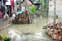 নিম্নচাপের বৃষ্টি শুরু হওয়ার আগেই জলমগ্ন, নর্দমা উপচে জল উঠে এসেছে বাড়ির মধ্যে নিম্নচাপের বৃষ্টি শুরু হওয়ার আগেই জলমগ্ন, নর্দমা উপচে জল উঠে এসেছে বাড়ির মধ্যে
