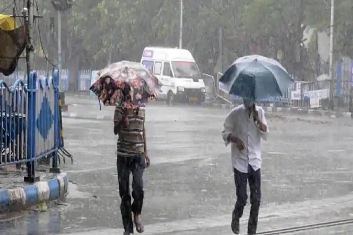 দক্ষিণবঙ্গে বিক্ষিপ্তভাবে বজ্রবিদ্যুৎ-সহ হালকা মাঝারি বৃষ্টি চলবে আরও ৪৮ ঘন্টা। ভারী বৃষ্টির সম্ভাবনা এই মুহূর্তে দক্ষিণবঙ্গের জেলাগুলিতেও নেই। বাতাসে জলীয় বাষ্প বেশি থাকায় আদ্রতাজনিত অস্বস্তি ভোগাবে দক্ষিণবঙ্গের জেলাগুলিতে। দক্ষিণবঙ্গে বিক্ষিপ্তভাবে বজ্রবিদ্যুৎ-সহ হালকা মাঝারি বৃষ্টি চলবে আরও ৪৮ ঘন্টা। ভারী বৃষ্টির সম্ভাবনা এই মুহূর্তে দক্ষিণবঙ্গের জেলাগুলিতেও নেই। বাতাসে জলীয় বাষ্প বেশি থাকায় আদ্রতাজনিত অস্বস্তি ভোগাবে দক্ষিণবঙ্গের জেলাগুলিতে।