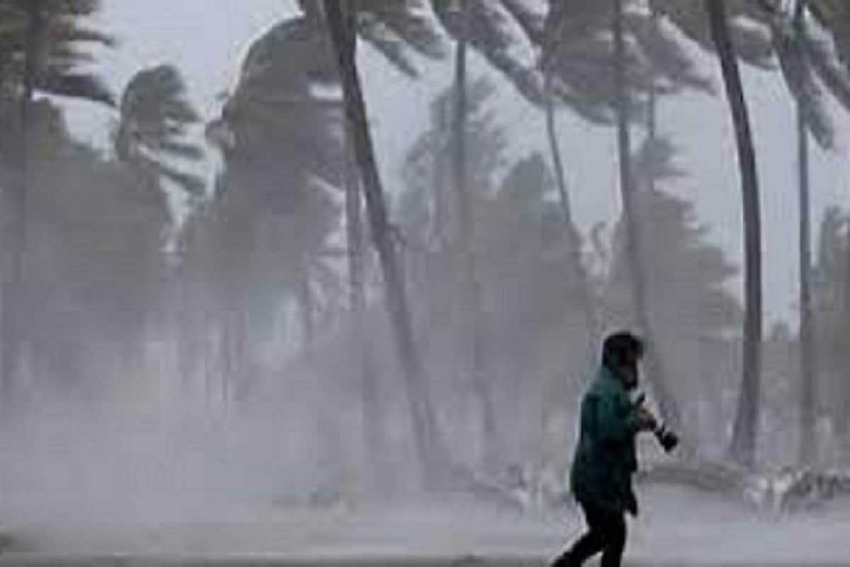 আজ মঙ্গলবার দক্ষিণবঙ্গের সব জেলাতেই নিবিড় বৃষ্টির সম্ভাবনা। অতি ভারী বৃষ্টি অর্থাৎ ২০০ মিলিমিটার পর্যন্ত বৃষ্টি হতে পারে দক্ষিণ ২৪ পরগনা পূর্ব পশ্চিম মেদিনীপুর এবং ঝাড়গ্রামে। কলকাতাসহ দক্ষিণবঙ্গের প্রায় সব জেলাতেই দফায় দফায় বৃষ্টি দু-এক পশলা বৃষ্টির সর্তকতা। আজ সন্ধ্যের পর ঝোড়ো হাওয়া বইবে কলকাতা হাওড়া হুগলি উত্তর ওদক্ষিণ ২৪ পরগনা এবং পূর্ব মেদিনীপুরে। এই ছয় জেলায় ৫৫ কিলোমিটার গতিবেগ পর্যন্ত ঝড়ো হাওয়া বইতে পারে। দক্ষিণবঙ্গের বাকি জেলাগুলিতেও ৩০ থেকে ৪০ কিলোমিটার গতিবেগে ঝড়ো হাওয়া বইবে। সঙ্গে বজ্রবিদ্যুৎ সহ বৃষ্টি।Photo- Representative আজ মঙ্গলবার দক্ষিণবঙ্গের সব জেলাতেই নিবিড় বৃষ্টির সম্ভাবনা। অতি ভারী বৃষ্টি অর্থাৎ ২০০ মিলিমিটার পর্যন্ত বৃষ্টি হতে পারে দক্ষিণ ২৪ পরগনা পূর্ব পশ্চিম মেদিনীপুর এবং ঝাড়গ্রামে। কলকাতাসহ দক্ষিণবঙ্গের প্রায় সব জেলাতেই দফায় দফায় বৃষ্টি দু-এক পশলা বৃষ্টির সর্তকতা। আজ সন্ধ্যের পর ঝোড়ো হাওয়া বইবে কলকাতা হাওড়া হুগলি উত্তর ওদক্ষিণ ২৪ পরগনা এবং পূর্ব মেদিনীপুরে। এই ছয় জেলায় ৫৫ কিলোমিটার গতিবেগ পর্যন্ত ঝড়ো হাওয়া বইতে পারে। দক্ষিণবঙ্গের বাকি জেলাগুলিতেও ৩০ থেকে ৪০ কিলোমিটার গতিবেগে ঝড়ো হাওয়া বইবে। সঙ্গে বজ্রবিদ্যুৎ সহ বৃষ্টি।Photo- Representative