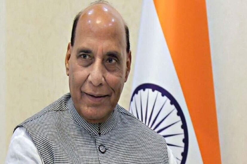 প্রতিরক্ষামন্ত্রী রাজনাথ সিং রবিবার বড় ঘোষণা করলেন৷ উনি জানিয়েছেন এবার থেকে নিজের পায়ে দাঁড়ানোর পথে আরও একধাপ এগোবে ভারতীয় প্রতিরক্ষা মন্ত্রক৷ প্রধানমন্ত্রী নরেন্দ্র মোদির ডাকে সাড়া দিয়ে আত্মনির্ভর হবে ভারত৷ আর সেই পথেই হাঁটবে ভারতীয় সেনা৷ এবার সুরক্ষা সংক্রান্ত বস্তু-র স্বদেশীকরণের ওপর জোর দেওয়া হবে৷ এবার থেকে ১০১ টি প্রতিরক্ষা সংক্রান্ত বস্তুত ভারতেই উৎপাদিত হবে- এই সিদ্ধান্তের কথা জানিয়েছেন প্রতিরক্ষামন্ত্রী রাজনাথ সিং৷ Photo- File 