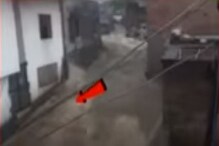 রাজস্থানে প্রবল বৃষ্টিতে জলের তোড়ে ভেসে গেলেন এক ব্যক্তি ! রাজস্থানে প্রবল বৃষ্টিতে জলের তোড়ে ভেসে গেলেন এক ব্যক্তি !