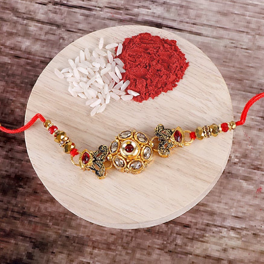 এখন সেই উৎসব শুধু ভাই এবং বোনেদের মধ্যে সীমাবদ্ধ রয়েছে বলেই বহুল প্রচারিত ৷ তবে অনেকেই ভাইয়ের হাতে রাখি বেঁধে দেন ৷ কিন্তু কেউ কোনও মন্ত্রোচ্চারণ করেন না ৷ এখন সেই উৎসব শুধু ভাই এবং বোনেদের মধ্যে সীমাবদ্ধ রয়েছে বলেই বহুল প্রচারিত ৷ তবে অনেকেই ভাইয়ের হাতে রাখি বেঁধে দেন ৷ কিন্তু কেউ কোনও মন্ত্রোচ্চারণ করেন না ৷