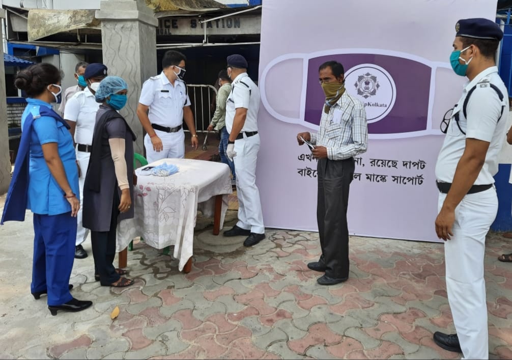 *পুলিশে কর্মরত দিদি ও বোনেদের সিদ্ধান্তকে সমর্থন করে লালবাজারও। সেইমতো রাখীবন্ধনের আগের দিনেই কলকাতা পুলিশের সব থানা ও ট্র্যাফিক গার্ডে পৌঁছে গিয়েছিল মাস্ক। *পুলিশে কর্মরত দিদি ও বোনেদের সিদ্ধান্তকে সমর্থন করে লালবাজারও। সেইমতো রাখীবন্ধনের আগের দিনেই কলকাতা পুলিশের সব থানা ও ট্র্যাফিক গার্ডে পৌঁছে গিয়েছিল মাস্ক।