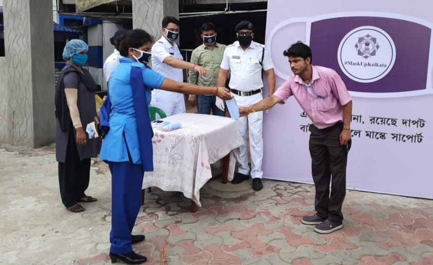 *রাখীবন্ধন উৎসবের দিনে দিদি বা বোনেরা যেমন দাদা বা ভাইদের রাখী পরিয়ে মঙ্গল কামনা করে। ঠিক তেমনই কলকাতা পুলিশের মহিলা বাহিনী এদিন শহরজুড়ে হাতে রাখীর বদলে মুখে মাস্ক পরিয়ে কলকাতাবাসীর মঙ্গল কামনা করে। *রাখীবন্ধন উৎসবের দিনে দিদি বা বোনেরা যেমন দাদা বা ভাইদের রাখী পরিয়ে মঙ্গল কামনা করে। ঠিক তেমনই কলকাতা পুলিশের মহিলা বাহিনী এদিন শহরজুড়ে হাতে রাখীর বদলে মুখে মাস্ক পরিয়ে কলকাতাবাসীর মঙ্গল কামনা করে।