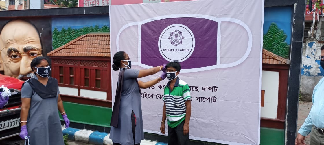 *মানুষের বিশ্বাস, হাতে পরানো রাখী যেমন সমস্ত খারাপ থেকে লড়াই করার শক্তি দেয়, রক্ষা করে। তেমনই মাস্ক লড়াই করবে করোনার সঙ্গে। রুখে দেবে ভাইরাসের আক্রমণ। রক্ষা পাবে প্রিয়জন। সুস্থ থাকবে কলকাতাবাসী। তাই সেই বিশ্বাসেই এবছর পুলিশে কর্মরত দিদি ও বোনেরা শহরবাসীর হাতে রাখী না পরিয়ে মুখে মাস্ক পরানোর সিদ্ধান্ত নেন। *মানুষের বিশ্বাস, হাতে পরানো রাখী যেমন সমস্ত খারাপ থেকে লড়াই করার শক্তি দেয়, রক্ষা করে। তেমনই মাস্ক লড়াই করবে করোনার সঙ্গে। রুখে দেবে ভাইরাসের আক্রমণ। রক্ষা পাবে প্রিয়জন। সুস্থ থাকবে কলকাতাবাসী। তাই সেই বিশ্বাসেই এবছর পুলিশে কর্মরত দিদি ও বোনেরা শহরবাসীর হাতে রাখী না পরিয়ে মুখে মাস্ক পরানোর সিদ্ধান্ত নেন।