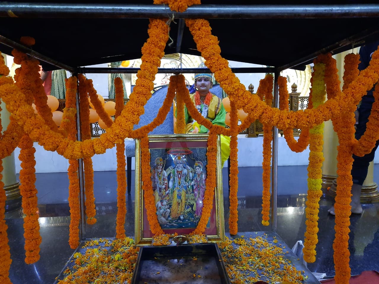 *যদিও পুজোর আয়োজকদের বক্তব্য, সমস্ত রকম সুরক্ষা বিধি মেনেই সেখানে পুজো করা হয়েছে। পুজো দেখতে আসা কচিকাঁচা থেকে শুরু করে প্রত্যেকের মুখে ছিল মাস্ক। মানা হয়েছে সামাজিক দূরত্বও। *যদিও পুজোর আয়োজকদের বক্তব্য, সমস্ত রকম সুরক্ষা বিধি মেনেই সেখানে পুজো করা হয়েছে। পুজো দেখতে আসা কচিকাঁচা থেকে শুরু করে প্রত্যেকের মুখে ছিল মাস্ক। মানা হয়েছে সামাজিক দূরত্বও।