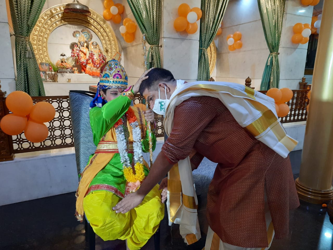 *বিজেপি নেতা রাকেশের আয়োজিত ভগবান রামের পুজো এদিন কলকাতার অন্যতম আকর্ষণ ছিল। কারণ, এখানে মূর্তির রাম নয়, দশ বছরের এক কিশোরকে ভগবান রাম সাজিয়ে পুজো করা হয়েছে। সমবয়সী এক বালিকাকে সীতা ও অন্য এক কিশোরকে হনুমান সাজিয়ে পুজো করা হয়েছে। জলজ্যান্ত রাম-সীতাকে দেখার আকর্ষনেই বহু মানুষ এসেছিলেন এই পুজো দেখতে। ছিল কচিকাঁচারাও। তাতেই লকডাউন মানা হয়নি বলে অভিযোগ পুলিশের। *বিজেপি নেতা রাকেশের আয়োজিত ভগবান রামের পুজো এদিন কলকাতার অন্যতম আকর্ষণ ছিল। কারণ, এখানে মূর্তির রাম নয়, দশ বছরের এক কিশোরকে ভগবান রাম সাজিয়ে পুজো করা হয়েছে। সমবয়সী এক বালিকাকে সীতা ও অন্য এক কিশোরকে হনুমান সাজিয়ে পুজো করা হয়েছে। জলজ্যান্ত রাম-সীতাকে দেখার আকর্ষনেই বহু মানুষ এসেছিলেন এই পুজো দেখতে। ছিল কচিকাঁচারাও। তাতেই লকডাউন মানা হয়নি বলে অভিযোগ পুলিশের।
