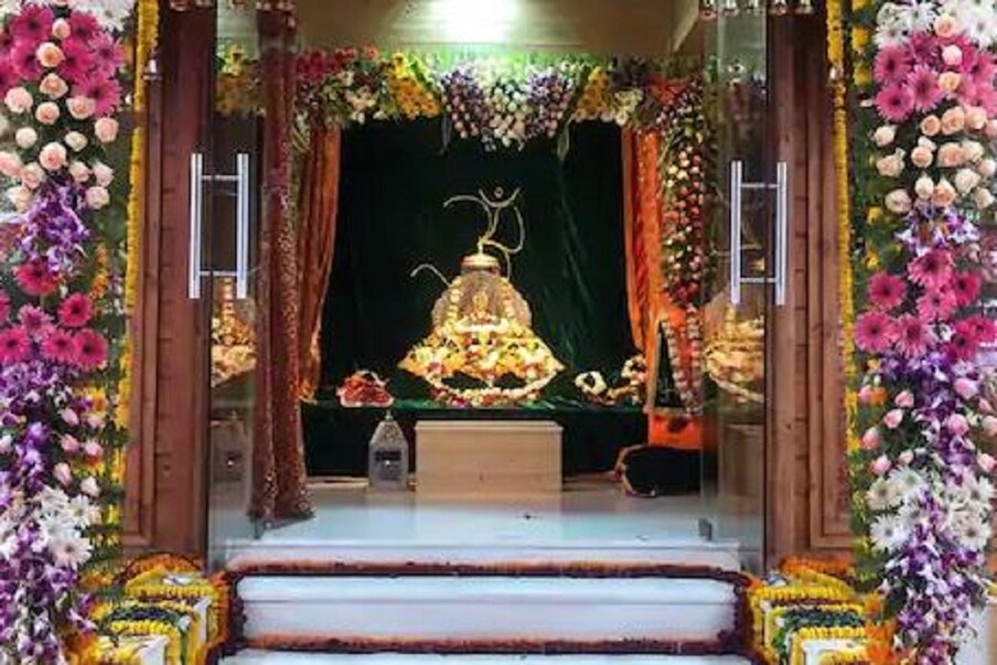  ৫ অগাস্ট প্রধানমন্ত্রী নরেন্দ্র মোদি রাম মন্দির নির্মাণের জন্য ভূমি পূজা করবেন৷ এরজন্য অযোধ্যায় সেজেগুজে তৈরি৷ আর কিছুক্ষণের মধ্যেই নরেন্দ্র মোদির হাতেই হবে মন্দিরের ভিত্তি প্রস্তর স্থাপন৷ তার আগেই নিউজ ১৮ বাংলার পাঠকদের জন্য রামলালার আজকের রূপ সামনে আনা হল৷ দেখে নিন সবুজ পোশাকে কেমন সেজে উঠেছেন রামলালা৷