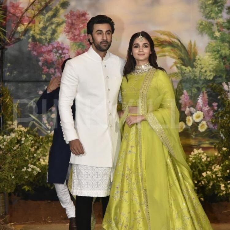 • বলিউডের দুই হেভি ওয়েট পরিবারের মধ্যে নতুন সম্পর্ক দানা বাঁধার বিষয়টা বেশ পছন্দ হয়েছিল সিনেপ্রেমীদের । সোনম কাপুরের বিয়েতে প্রথম হাতে হাত রেখে জনসমক্ষে আসেন রালিয়া । • বলিউডের দুই হেভি ওয়েট পরিবারের মধ্যে নতুন সম্পর্ক দানা বাঁধার বিষয়টা বেশ পছন্দ হয়েছিল সিনেপ্রেমীদের । সোনম কাপুরের বিয়েতে প্রথম হাতে হাত রেখে জনসমক্ষে আসেন রালিয়া ।