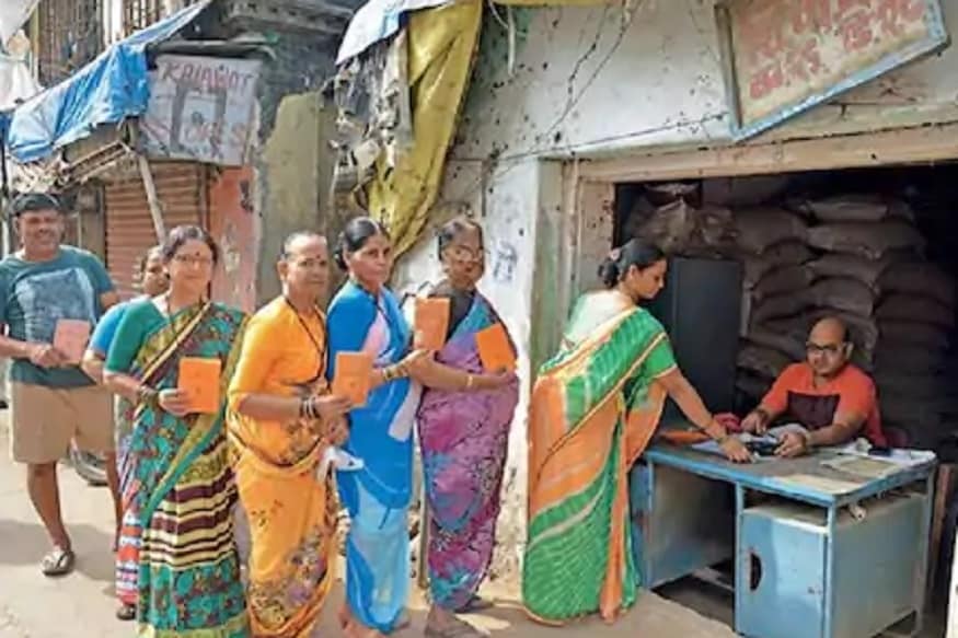 দেশজুড়ে এক দেশ এক রেশন কার্ড জারি হওয়ার পর রেশন কার্ড থাকা আরও জরুরি হয়ে উঠেছে সাধারণ মানুষের কাছে ৷ সস্তায় রেশনের পাওয়ার পাশাপাশি পরিচয়পত্র হিসেবেও অত্যন্ত গুরুত্বপূর্ণ রেশন কার্ড ৷ এক দেশে এক রেশন কার্ড যোজনা লাগু হওয়ার পর দেশের যে কোনও প্রান্তে সস্তায় রেশন পাওয়া যাবে ৷ এবং তার জন্য কোনও নতুন কার্ড তৈরি করতে হবে না ৷ যে কোনও ব্যক্তির কাছেন রেশন কার্ড থাকা আধার ও প্যান কার্ডের মতোই গুরুত্বপূর্ণ ৷ আপনার যদি রেশন কার্ড না থাকে তাহলে চিন্তার কোনও কারণ নেই ৷ এবার বাড়িতে বসেই স্মার্টফোনের মাধ্যমে অনলাইনে রেশন কার্ডের জন্য আবেদন করতে পারবেন ৷ সমস্ত রাজ্য এর জন্য একটি ওয়েবসাইট তৈরি করেছে ৷ আপনি যে রাজ্যের বাসিন্দা সেই রাজ্যের ওয়েবসাইটে গিয়ে রেশন কার্ডের জন্য আবেদন করতে পারেন ৷ দেশজুড়ে এক দেশ এক রেশন কার্ড জারি হওয়ার পর রেশন কার্ড থাকা আরও জরুরি হয়ে উঠেছে সাধারণ মানুষের কাছে ৷ সস্তায় রেশনের পাওয়ার পাশাপাশি পরিচয়পত্র হিসেবেও অত্যন্ত গুরুত্বপূর্ণ রেশন কার্ড ৷ এক দেশে এক রেশন কার্ড যোজনা লাগু হওয়ার পর দেশের যে কোনও প্রান্তে সস্তায় রেশন পাওয়া যাবে ৷ এবং তার জন্য কোনও নতুন কার্ড তৈরি করতে হবে না ৷ যে কোনও ব্যক্তির কাছেন রেশন কার্ড থাকা আধার ও প্যান কার্ডের মতোই গুরুত্বপূর্ণ ৷ আপনার যদি রেশন কার্ড না থাকে তাহলে চিন্তার কোনও কারণ নেই ৷ এবার বাড়িতে বসেই স্মার্টফোনের মাধ্যমে অনলাইনে রেশন কার্ডের জন্য আবেদন করতে পারবেন ৷ সমস্ত রাজ্য এর জন্য একটি ওয়েবসাইট তৈরি করেছে ৷ আপনি যে রাজ্যের বাসিন্দা সেই রাজ্যের ওয়েবসাইটে গিয়ে রেশন কার্ডের জন্য আবেদন করতে পারেন ৷