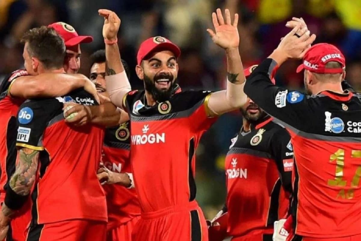 IPL -র ১৩ তম মরশুমের জন্য রয়্যাল চ্যালেঞ্জার্স ব্যাঙ্গালোর সংযুক্ত আরব আমিরশাহিতে পৌঁছে গেছে৷ বিরাটও দুবাই পৌঁছে গেছেন৷ সেখানে পৌঁছেই ছবি শেয়ার করেন অধিনায়ক৷ IPL -র ১৩ তম মরশুমের জন্য রয়্যাল চ্যালেঞ্জার্স ব্যাঙ্গালোর সংযুক্ত আরব আমিরশাহিতে পৌঁছে গেছে৷ বিরাটও দুবাই পৌঁছে গেছেন৷ সেখানে পৌঁছেই ছবি শেয়ার করেন অধিনায়ক৷