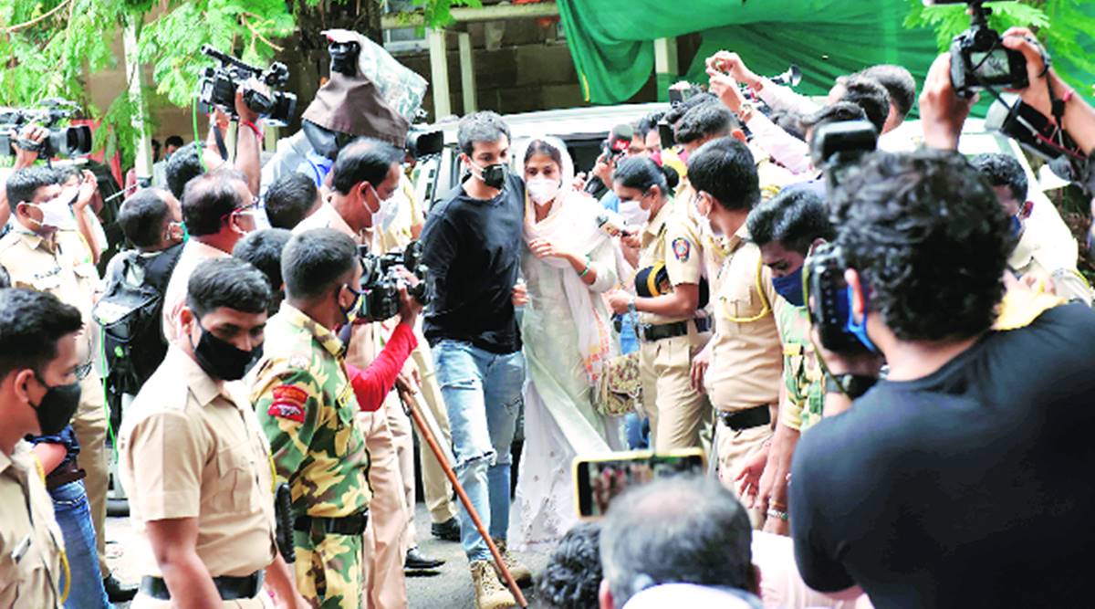 গত মঙ্গলবার সুশান্ত মামলা স্থানান্তর প্রসঙ্গে সুপ্রিম কোর্ট জানিয়েছিল বৃহস্পতিবারের মধ্যে সব পক্ষকেই তাদের বিবৃতি জমা দিতে হবে। এ'দিন রিয়ার দাবির পাল্টা বিহার সরকারের তরফে বলা হয়েছে, সুশান্তের মৃত্যু হয়েছিল মুম্বইতে। কিন্তু অভিনেতার রহস্যজনক মৃত্যুর পর বেশ কয়েকদিন কেটে গেলেও কোনও এফআইআর দায়ের করেনি মুম্বই পুলিশ। ফলে সুশান্তের বাবার অভিযোগের ভিত্তিতে পটনায় দায়ের হয় এফআইআর, তা না হলে তদন্ত এগিয়ে নিয়ে যাওয়া সম্ভব হচ্ছিল না।` গত মঙ্গলবার সুশান্ত মামলা স্থানান্তর প্রসঙ্গে সুপ্রিম কোর্ট জানিয়েছিল বৃহস্পতিবারের মধ্যে সব পক্ষকেই তাদের বিবৃতি জমা দিতে হবে। এ'দিন রিয়ার দাবির পাল্টা বিহার সরকারের তরফে বলা হয়েছে, সুশান্তের মৃত্যু হয়েছিল মুম্বইতে। কিন্তু অভিনেতার রহস্যজনক মৃত্যুর পর বেশ কয়েকদিন কেটে গেলেও কোনও এফআইআর দায়ের করেনি মুম্বই পুলিশ। ফলে সুশান্তের বাবার অভিযোগের ভিত্তিতে পটনায় দায়ের হয় এফআইআর, তা না হলে তদন্ত এগিয়ে নিয়ে যাওয়া সম্ভব হচ্ছিল না।`
