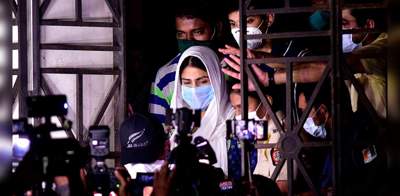 পটনায় রিয়া ও তাঁর পরিবারের বিরুদ্ধে অর্থ তছরুপ-সহ ১৬ দফা অভিযোগ এনে এফআইআর দায়ের করেন সুশান্তের বাবা কে কে সিং। এরপরই সুপ্রিম কোর্টের দ্বারস্থ হন রিয়া চক্রবর্তী । সুশান্তের মৃত্যু মামলায় বিহার পুলিশের হস্তক্ষেপের বিরোধীতা করে রিয়া সুপ্রিম কোর্টে জানান, সুশান্তের মৃত্যু মুম্বইতে হয়েছে, ফলে মুম্বই পুলিশই সেই তদন্ত করুক । গত মঙ্গলবার এ'নিয়ে সুপ্রিম কোর্টের রায়দান করার সিদ্ধান্ত ছিল, কিন্তু পরিস্থিতি পর্যালোচনা করতে রায়দান স্থগিত রাখা হয় । আজ ফের শুনানি হয় সুপ্রিম কোর্টে । পটনায় রিয়া ও তাঁর পরিবারের বিরুদ্ধে অর্থ তছরুপ-সহ ১৬ দফা অভিযোগ এনে এফআইআর দায়ের করেন সুশান্তের বাবা কে কে সিং। এরপরই সুপ্রিম কোর্টের দ্বারস্থ হন রিয়া চক্রবর্তী । সুশান্তের মৃত্যু মামলায় বিহার পুলিশের হস্তক্ষেপের বিরোধীতা করে রিয়া সুপ্রিম কোর্টে জানান, সুশান্তের মৃত্যু মুম্বইতে হয়েছে, ফলে মুম্বই পুলিশই সেই তদন্ত করুক । গত মঙ্গলবার এ'নিয়ে সুপ্রিম কোর্টের রায়দান করার সিদ্ধান্ত ছিল, কিন্তু পরিস্থিতি পর্যালোচনা করতে রায়দান স্থগিত রাখা হয় । আজ ফের শুনানি হয় সুপ্রিম কোর্টে ।