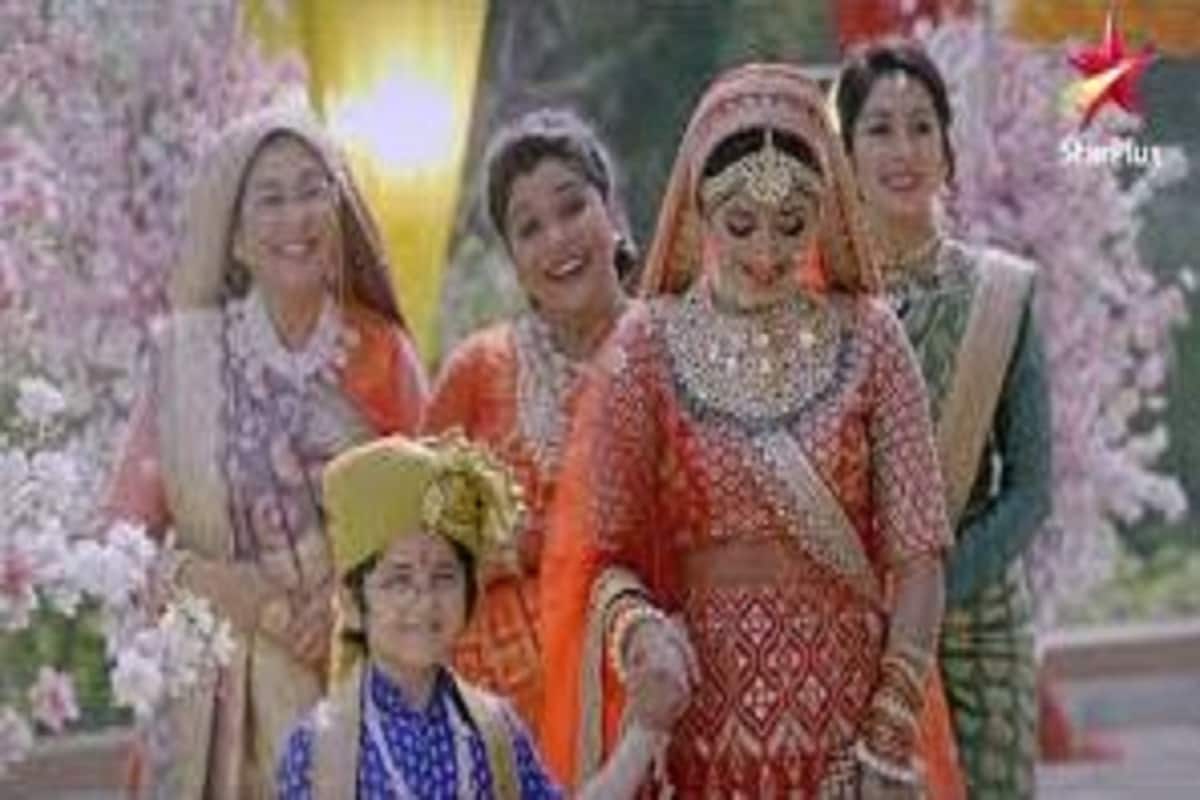 যেখানে মণীশ গোয়েঙ্কা নামের চরিত্রটি আস্তে আস্তে স্মৃতি হারিয়ে ফেলছিল৷ একটি অ্যাক্সিডেন্টের জেরেই এই সব হচ্ছিল৷ নিজের জীবনের বহু বছর পিছনে ফিরে গিয়ে তিনি ফের শিশু হয়ে গিয়েছিলেন৷ আর পরিবারের সঙ্গে সেই শিশুদের মতোই ব্যবহার করছিলেন৷ Photo- Collected যেখানে মণীশ গোয়েঙ্কা নামের চরিত্রটি আস্তে আস্তে স্মৃতি হারিয়ে ফেলছিল৷ একটি অ্যাক্সিডেন্টের জেরেই এই সব হচ্ছিল৷ নিজের জীবনের বহু বছর পিছনে ফিরে গিয়ে তিনি ফের শিশু হয়ে গিয়েছিলেন৷ আর পরিবারের সঙ্গে সেই শিশুদের মতোই ব্যবহার করছিলেন৷ Photo- Collected