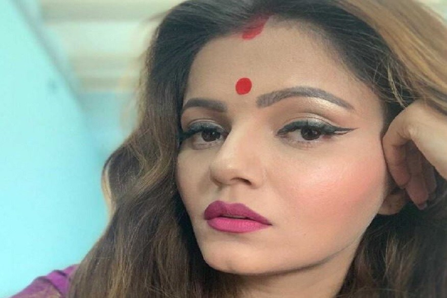 তবে নিজের শিকড়কে ভোলেলনি সুন্দরী৷ মুম্বইয়ের ফাস্ট লাইফের সঙ্গে নিজেকে মানিয়ে নিলেও আজও চণ্ডীগড়ের ছোট শহর উঠে আসা রুবিনা তাঁকে প্রতি মুহূর্তে শুরুর লড়াইটা মনে করিয়ে দেন৷ Photo- File তবে নিজের শিকড়কে ভোলেলনি সুন্দরী৷ মুম্বইয়ের ফাস্ট লাইফের সঙ্গে নিজেকে মানিয়ে নিলেও আজও চণ্ডীগড়ের ছোট শহর উঠে আসা রুবিনা তাঁকে প্রতি মুহূর্তে শুরুর লড়াইটা মনে করিয়ে দেন৷ Photo- File