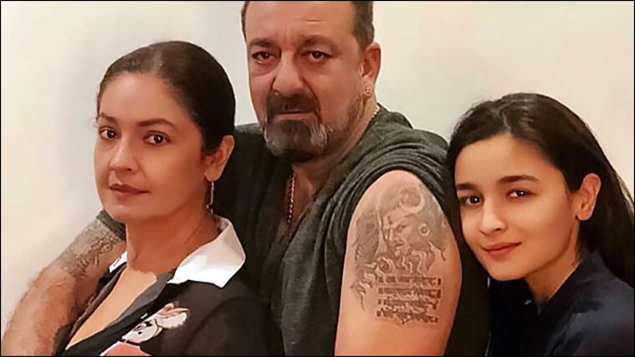 হ্যাঁ, ফিল্ম সমীক্ষকরা বলছেন, মহেশ ভাটের নতুন ছবি সড়ক ২-এর কপালে নাকি শনি নাচছে ৷ ওয়েবে মুক্তি পেলেও নাকি এই ছবি মুখ থুবড়ে পড়তে পারে ৷ আর এর নেপথ্যে রয়েছে একেবারে সুশান্তের পরিণতি ৷ হ্যাঁ, ফিল্ম সমীক্ষকরা বলছেন, মহেশ ভাটের নতুন ছবি সড়ক ২-এর কপালে নাকি শনি নাচছে ৷ ওয়েবে মুক্তি পেলেও নাকি এই ছবি মুখ থুবড়ে পড়তে পারে ৷ আর এর নেপথ্যে রয়েছে একেবারে সুশান্তের পরিণতি ৷