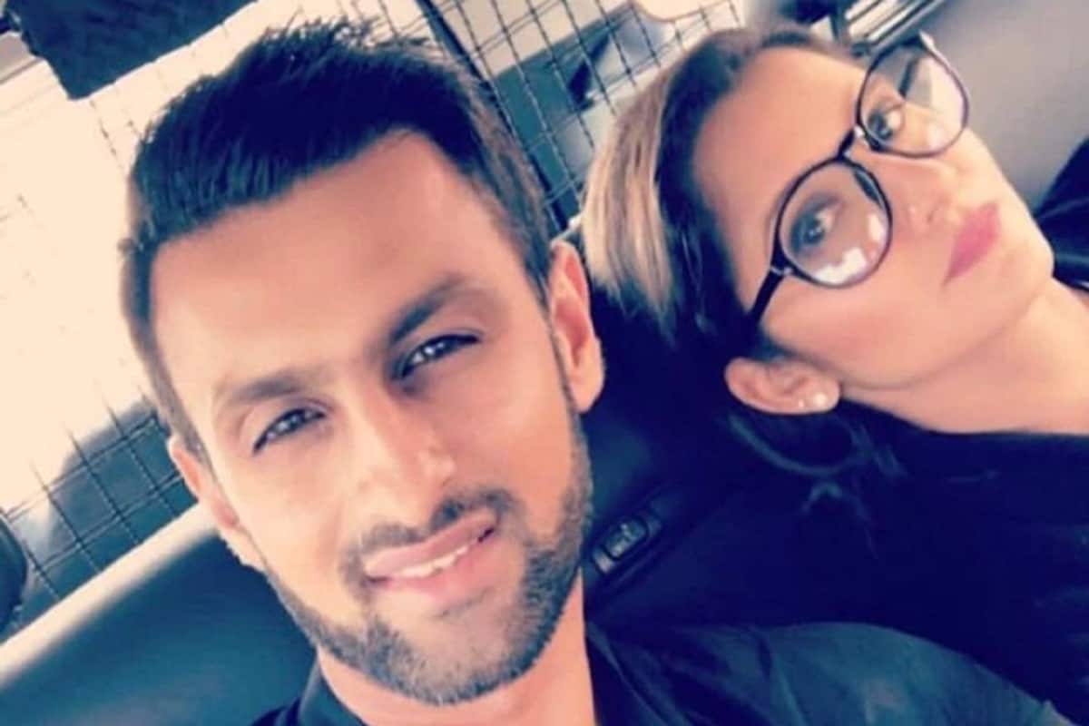 'শোয়েব ভারতের বিরুদ্ধে খেলতে ভালোবাসে৷ তাই যখন আমরা ডেটে যেতাম, ভারত-পাকিস্তানের ম্যাচের কথা উঠলেই, আমি সটান বলে দিতাম, আমি ভারতের সাপোর্টার৷ আমি ভারতকেই সাপোর্ট করব৷ তখন ও বলত, ভারতের বিরুদ্ধে আমার রেকর্ড সবচেয়ে ভাল৷ দীর্ঘ দিন দেশের জন্য খেলেছে৷ আমি শোয়েবের জন্য গর্বিত৷' 'শোয়েব ভারতের বিরুদ্ধে খেলতে ভালোবাসে৷ তাই যখন আমরা ডেটে যেতাম, ভারত-পাকিস্তানের ম্যাচের কথা উঠলেই, আমি সটান বলে দিতাম, আমি ভারতের সাপোর্টার৷ আমি ভারতকেই সাপোর্ট করব৷ তখন ও বলত, ভারতের বিরুদ্ধে আমার রেকর্ড সবচেয়ে ভাল৷ দীর্ঘ দিন দেশের জন্য খেলেছে৷ আমি শোয়েবের জন্য গর্বিত৷'
