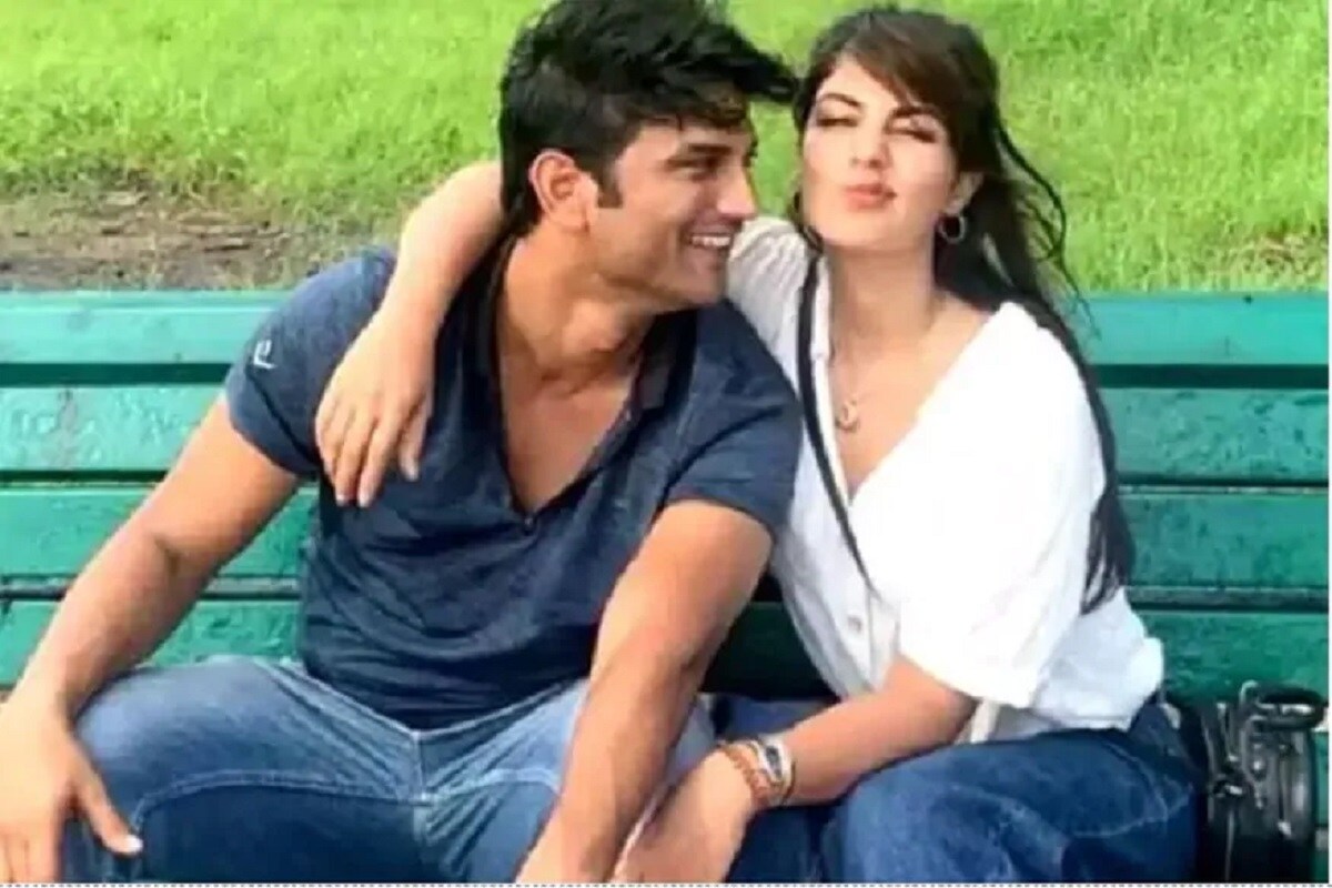 গত সোমবারই সুশান্ত কাণ্ড নতুন মোড় নিয়েছে রিয়ার মাদক-যোগ সামনে আসায়। এক বেসরকারি চ্যানেলের স্টিং অপারেশনে দেখা যায়, জয়া শা নামক এক মহিলার সঙ্গে ১৪ জুন দু'বার কথা বলেন রিয়া। ১৫ জুন তাঁদের মধ্যে কথা হয় অন্তত ৫ বার। গত সোমবারই সুশান্ত কাণ্ড নতুন মোড় নিয়েছে রিয়ার মাদক-যোগ সামনে আসায়। এক বেসরকারি চ্যানেলের স্টিং অপারেশনে দেখা যায়, জয়া শা নামক এক মহিলার সঙ্গে ১৪ জুন দু'বার কথা বলেন রিয়া। ১৫ জুন তাঁদের মধ্যে কথা হয় অন্তত ৫ বার।