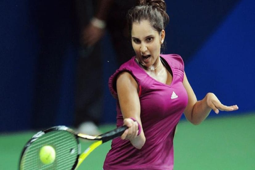 ভারত-পাকিস্তান ম্যাচ হলে সানিয়া কি পাকিস্তানকে সমর্থন করেন৷? যতই হোক, শ্বশুরবাড়িতে বলে কথা! সম্প্রতি একটি সাক্ষাত্‍কারে সানিয়া স্পষ্ট জানালেন, তিনি একেবারেই তা করেন না৷  সানিয়ার কথায়, 'আমি বিয়ের আগেই শোয়েবকে বলে দিয়েছিলাম, আমি কিন্তু ভারতকেই সমর্থন করব৷ তাতে যা হওয়ার হবে৷' শোয়েব খুশিতে তা মেনে নেন৷