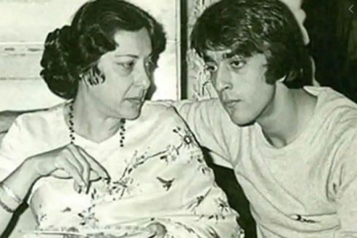 •পরিবারে মা, নার্গিস, ছিলেন সঞ্জয়ের খুব কাছের৷ ছোট থেকে ছেলেকে বড্ড আদরে বড় করেছিলেন তিনি৷ তবে তিনি প্যানক্রিয়াটিক ক্যান্সারে আক্রান্ত হন৷ মার্কিন মুলুকে তাঁর চিকিৎসা চলে৷ সঞ্জয়ের প্রথম ছবি রকি মুক্তি আগেই তিনি মারা যান৷ •পরিবারে মা, নার্গিস, ছিলেন সঞ্জয়ের খুব কাছের৷ ছোট থেকে ছেলেকে বড্ড আদরে বড় করেছিলেন তিনি৷ তবে তিনি প্যানক্রিয়াটিক ক্যান্সারে আক্রান্ত হন৷ মার্কিন মুলুকে তাঁর চিকিৎসা চলে৷ সঞ্জয়ের প্রথম ছবি রকি মুক্তি আগেই তিনি মারা যান৷